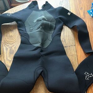 Xcel Hawaii 🌺 Black Wetsuit 4.3 full length back leash pull up